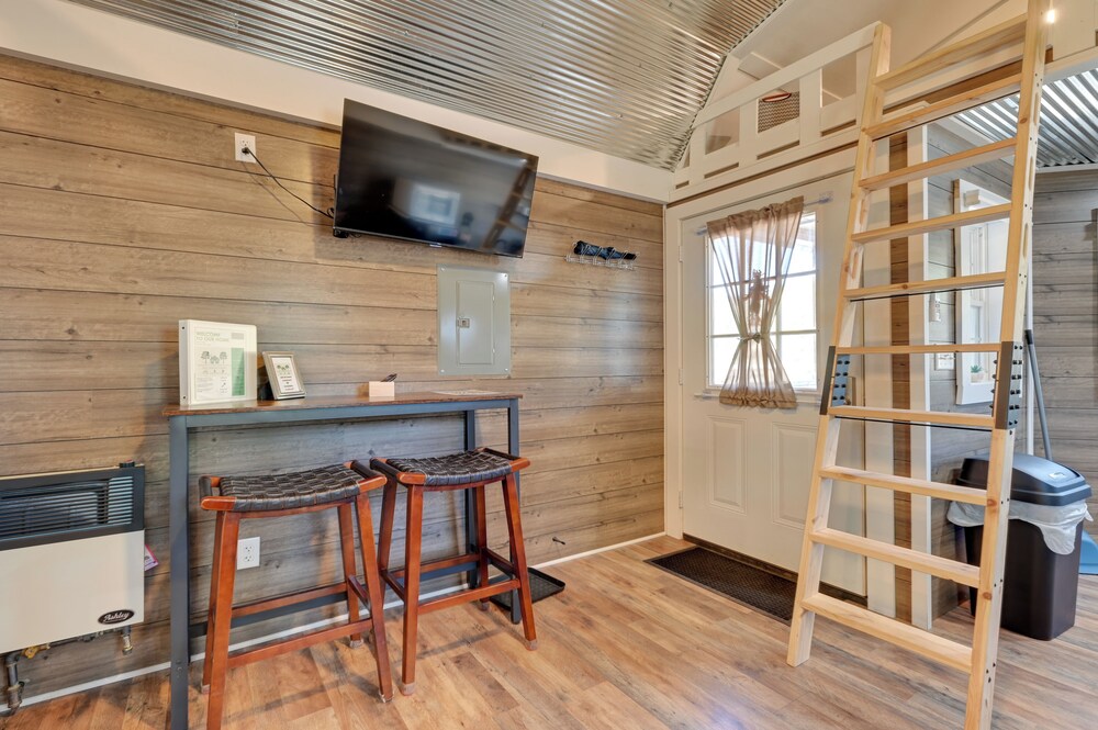 Cabin w/ Trail & Pond Access in Steamboat Rock!