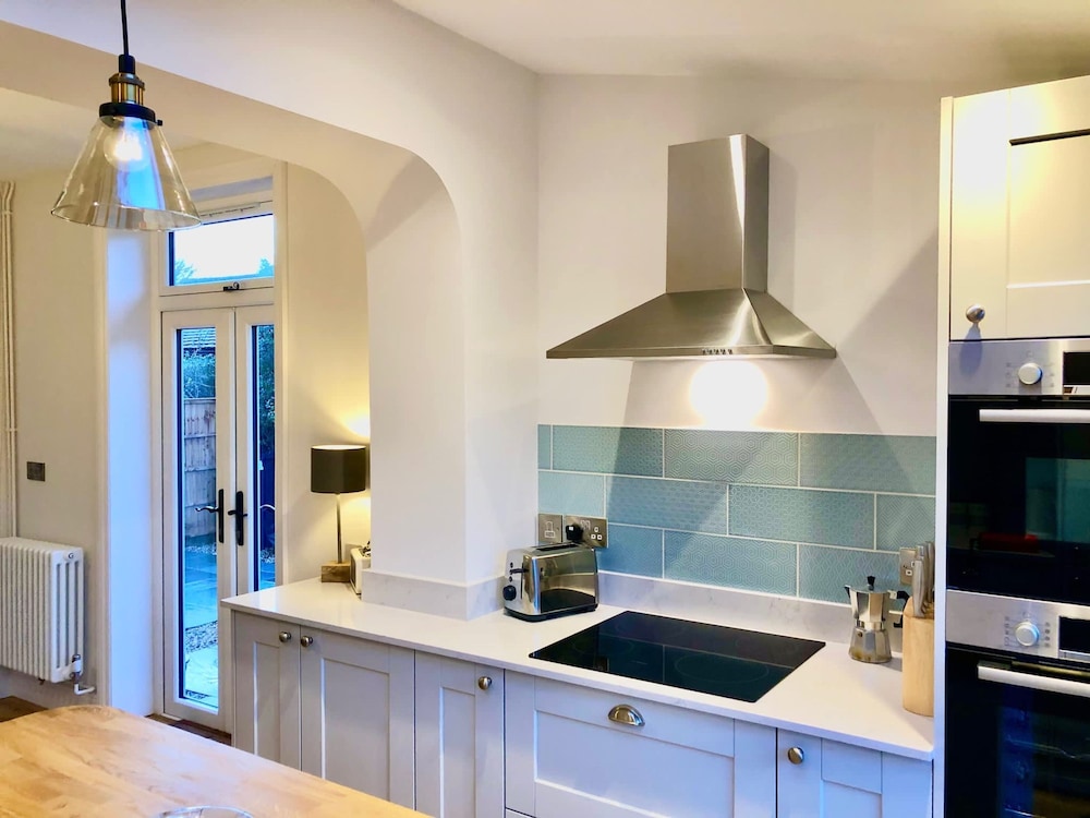Charming Seaside Cottage - 5-min Walk to Beach