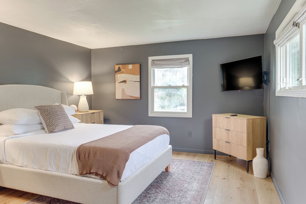 < 1 Mi to Lake Erie: Home w/ Hot Tub & Game Room!