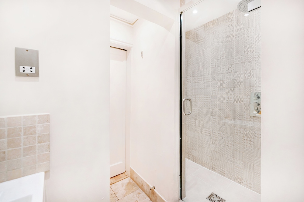 Central Apartment-sleeps 4-98 Walking Score