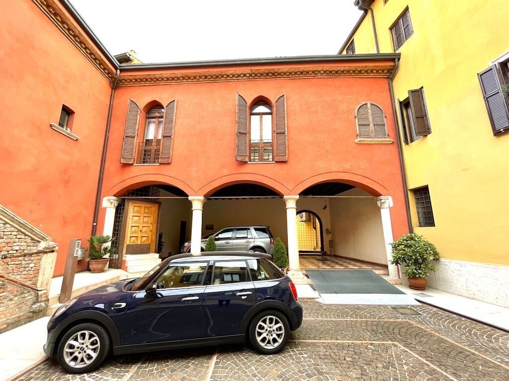 Large modern 2-storey house in the heart of Verona view 3