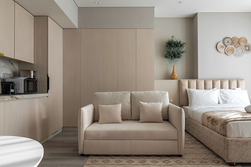 SIMPLY COMFORT  Bright Apartments Steps from Marina Walk