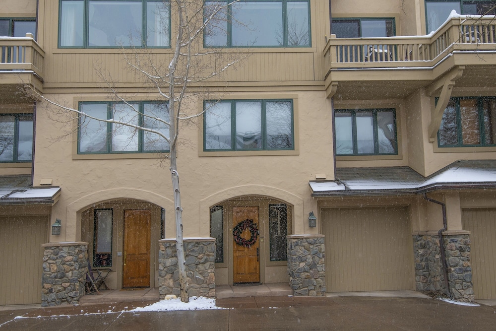 Ski In Ski Out Townhome in Rocky Mountain Access to Elkhorn Chairlift by RedAwning