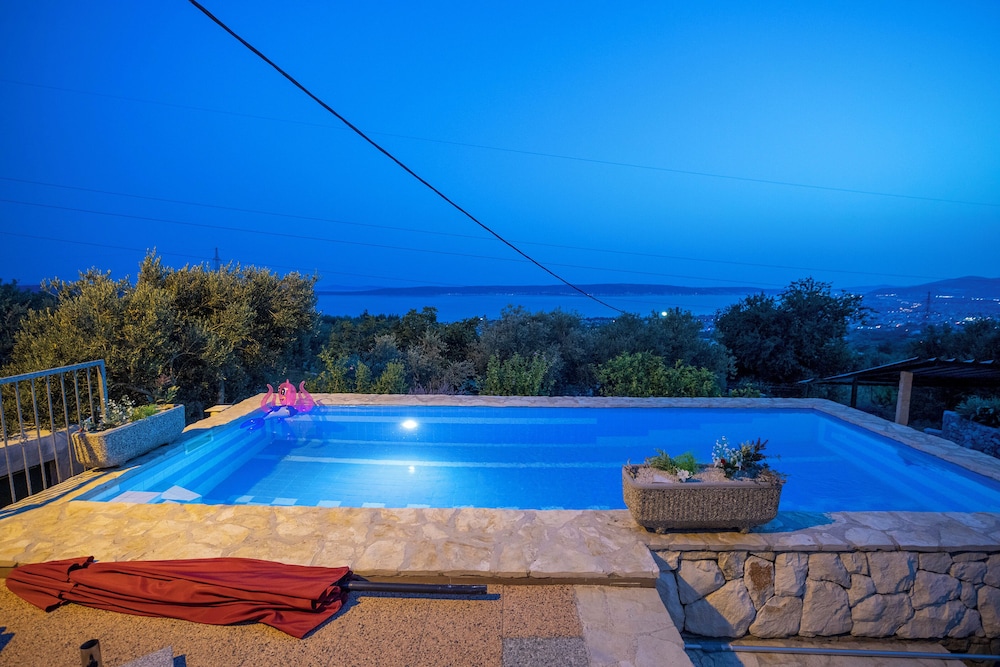 Hill Pool House, Kaštel Kambelovac Retreat