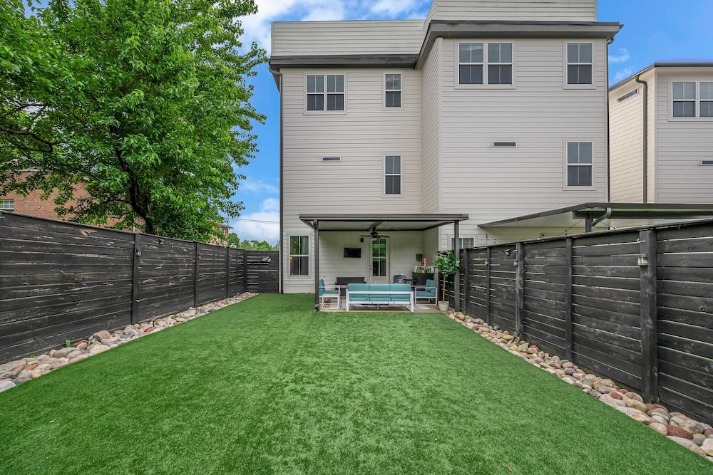 Rooftop Large Backyard Fire Pit Near Downtown Nashville