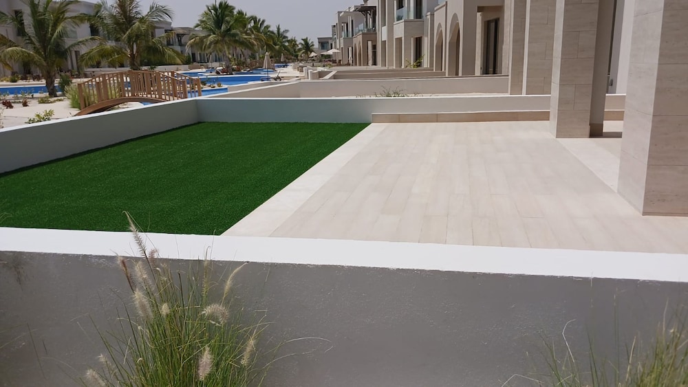 Chic 1-bedroom With Pool View