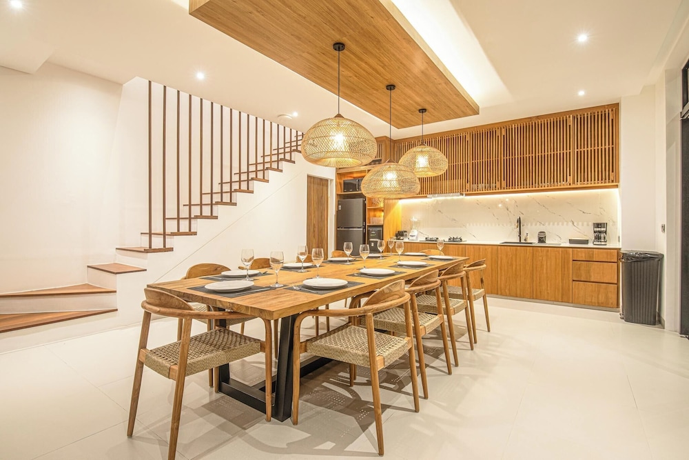 Luxury 5BR Retreat, 400m From Café Del Mar Shore