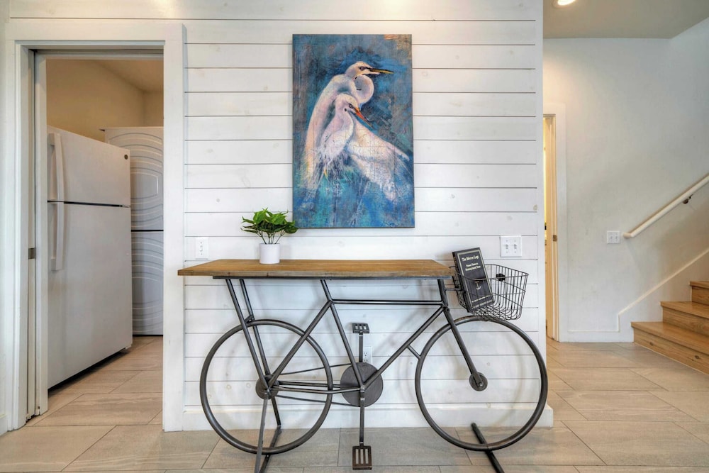 Sleeps 20 2 Homes in Mercer Village w/ Pool Heart of Old Town, Walkable
