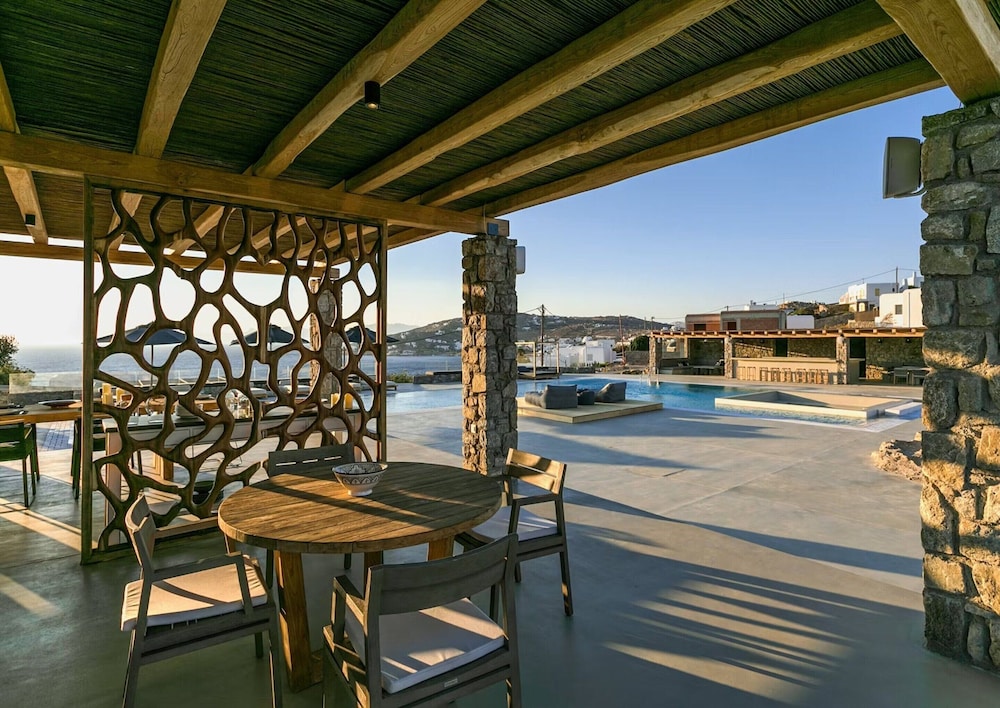 Villa With Resort Style Pool