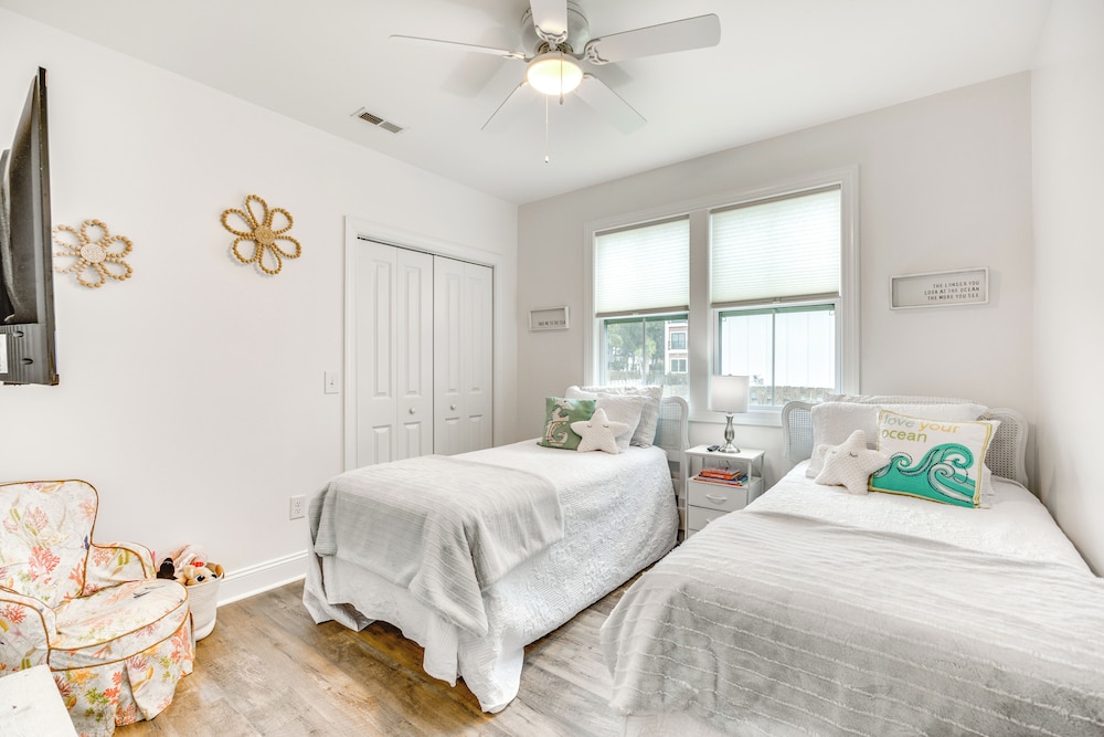 Walk to Beach: Cottage w/ Yard in Kure Beach!
