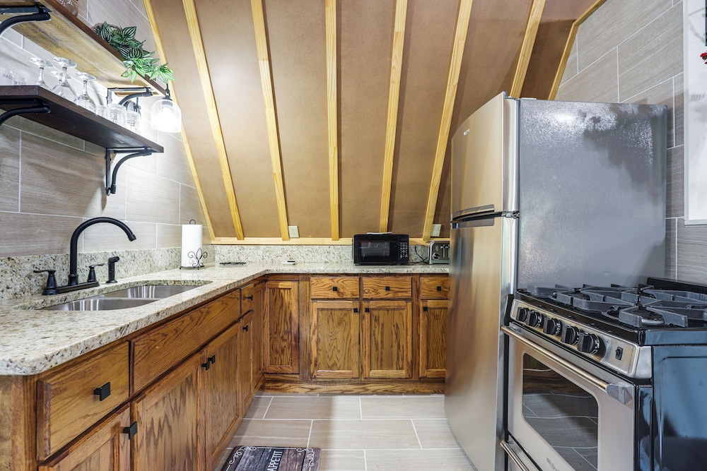 Lake Allatoona Area Studio w/ 2 Decks & Farm Views
