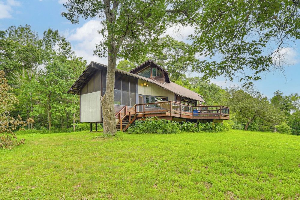 Sauna & Screened Porch: Otter Creek Getaway!