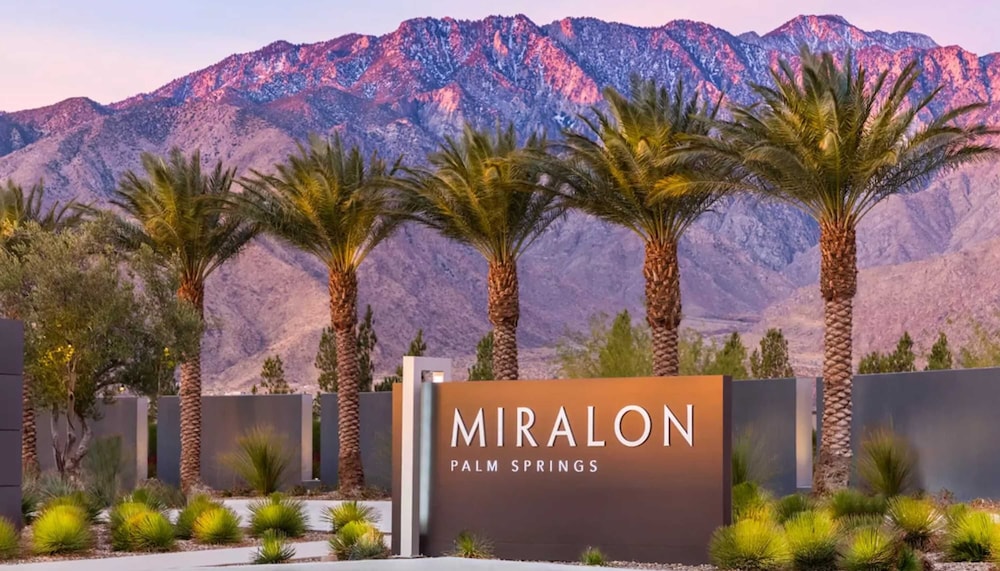 Modern Miralon - Sophisticated Retreat for Up To 5 w/ Resort Amenities