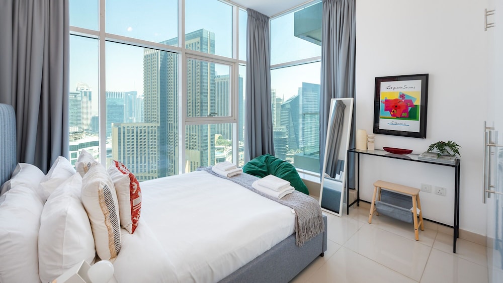 Premium 2BR Apt w Marina Views