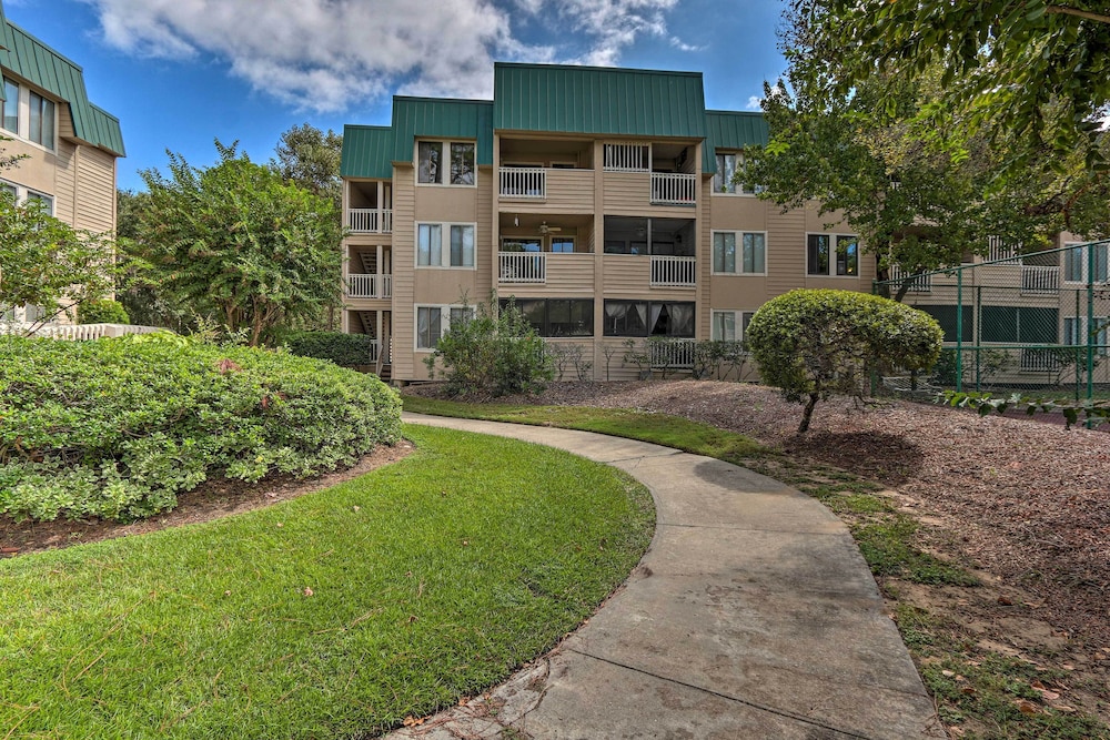 Beach + Pool Access: Colorful Hilton Head Condo!