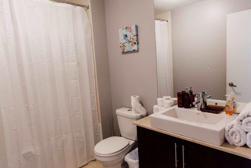 Sarkar Suites - Maple Leaf Square