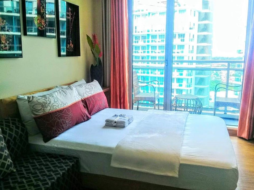 Azure Rio West Wave Pool 1 Bedroom near Airport