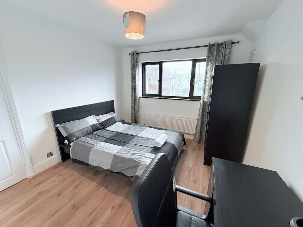Fountain House-sleeps 5-central Dagenham-parking