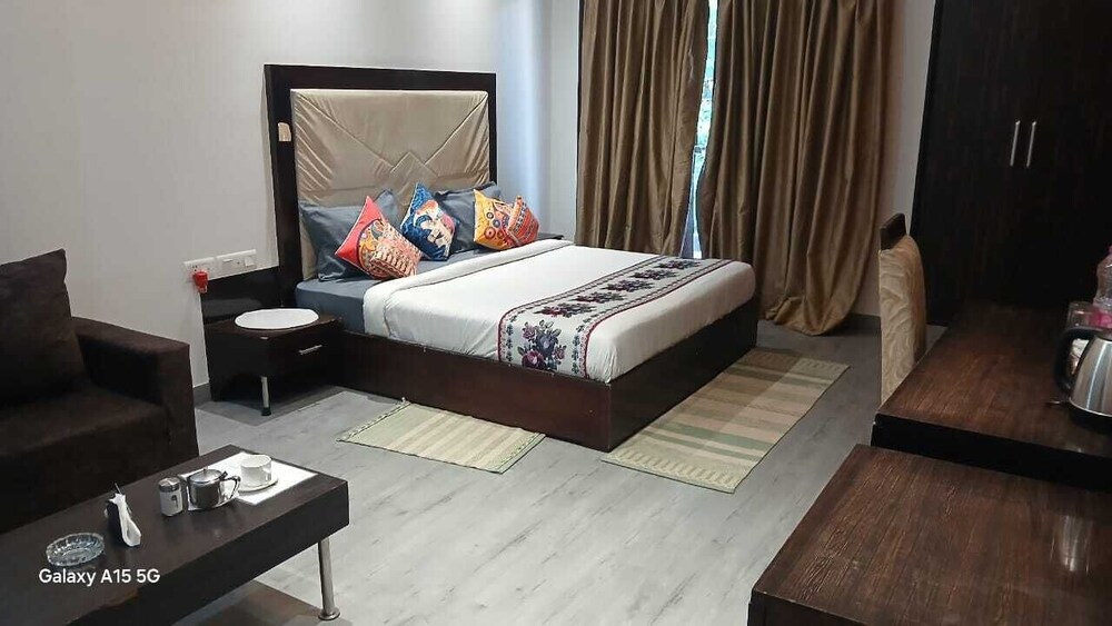 Hotel Amazone Residency DLF Phase 3