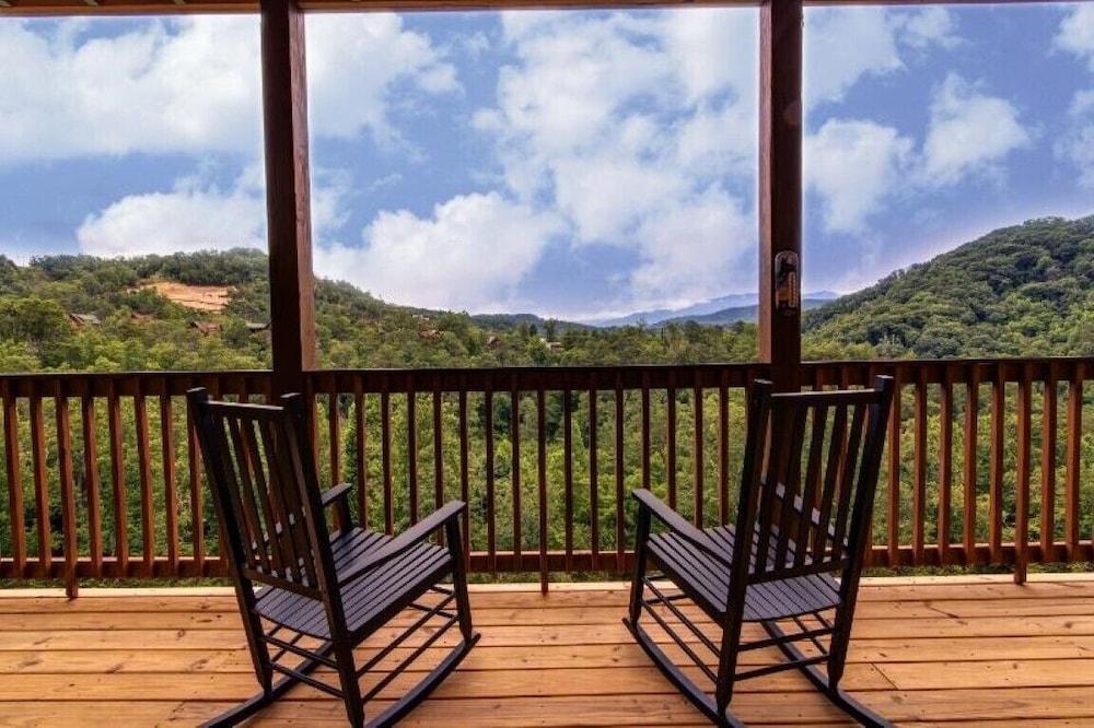 Rocky Top Lodge - 9 Bedrooms, 8 Baths, Sleeps 40 Home by Redawning