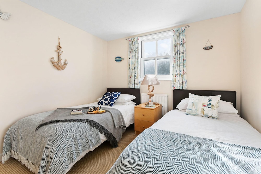 Pippin Cottage - Character Cottage With the Spirit of the sea view 3