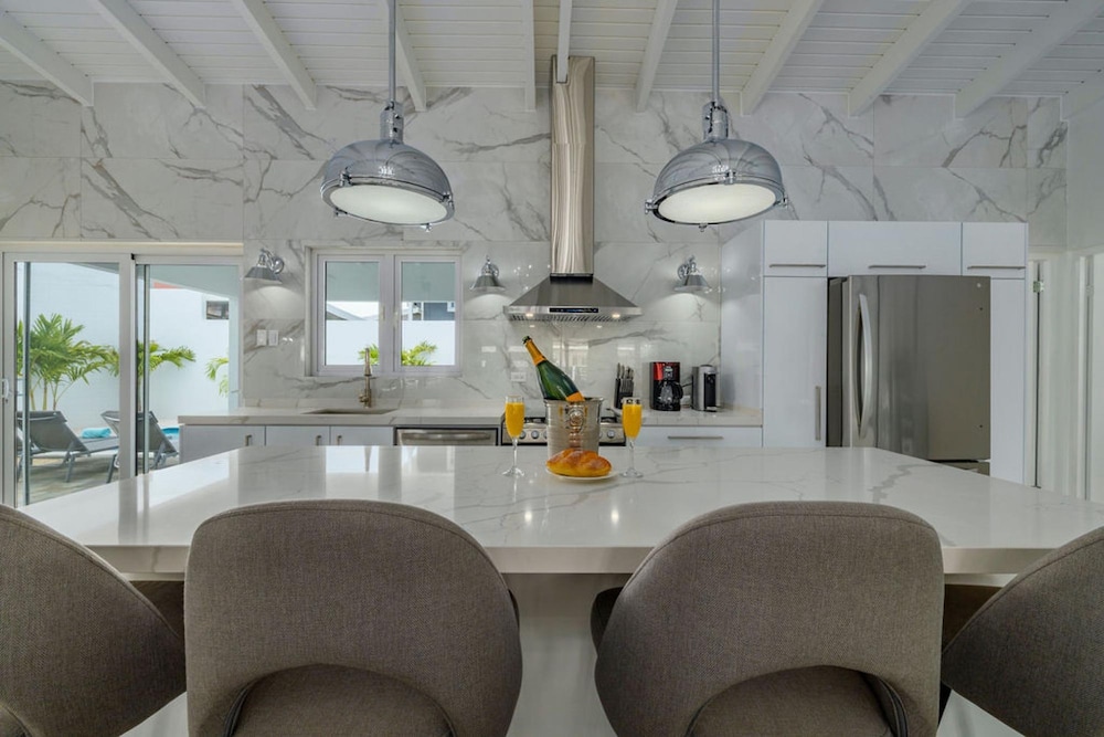 NEW 5BR Villa w Privatepool 3min to Eagle Beach