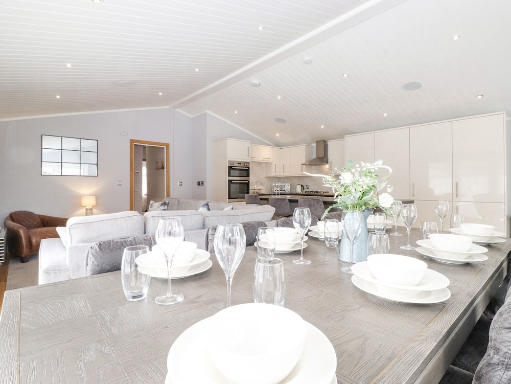 Lakes Lodge