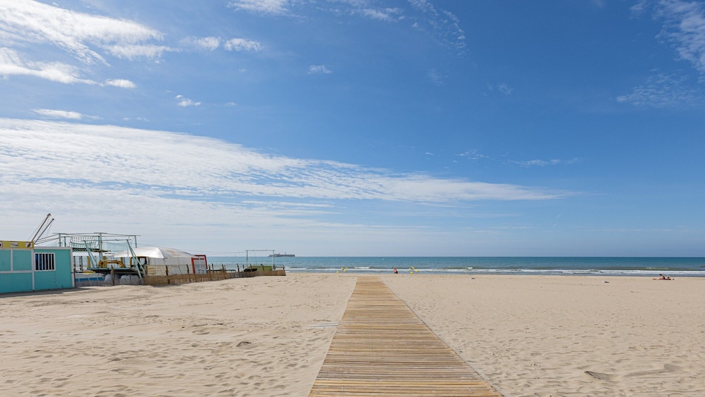 Bright & Breezy Retreat in Agde