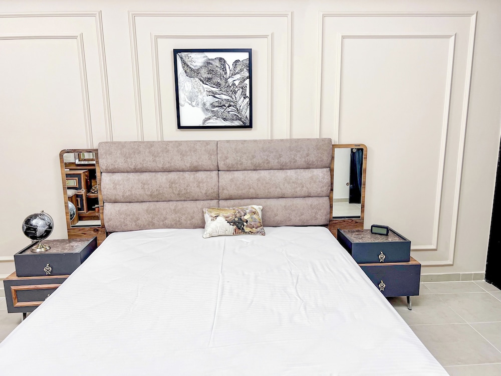 Cosmos Living 1 BR Suite Near Dubai Mari
