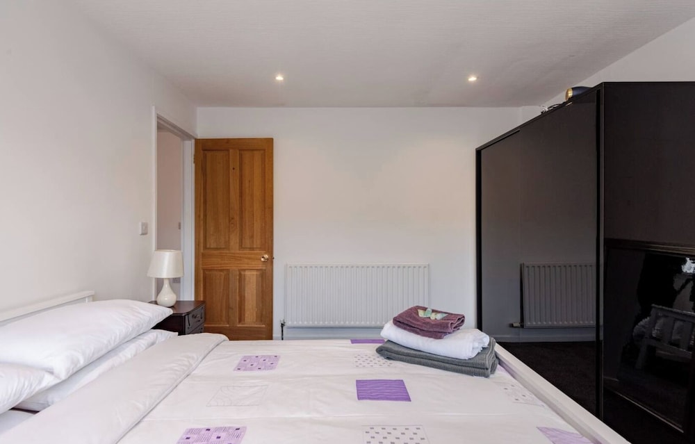 4 bed House - Private Garden - Free Parking view 2