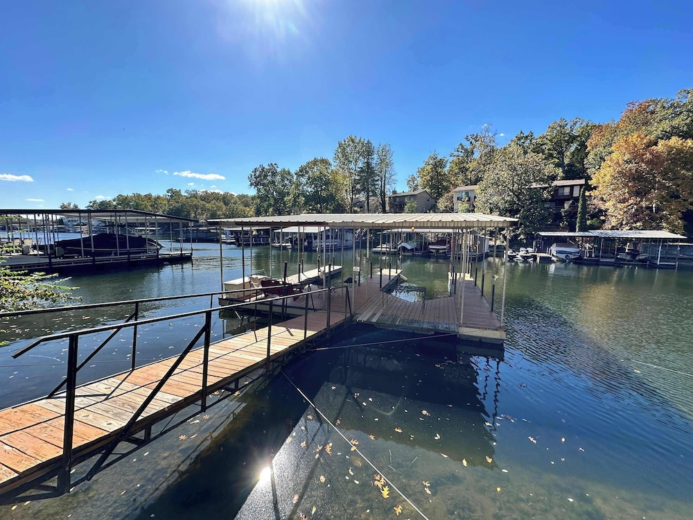 Lake It Easy - Waterfront Getaway With 7 Bedrooms!