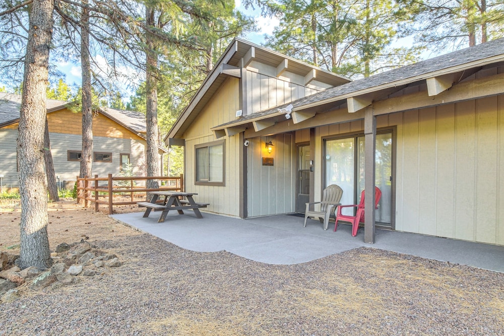 Golf Course Getaway & Hot Tub Haven in Pinetop!