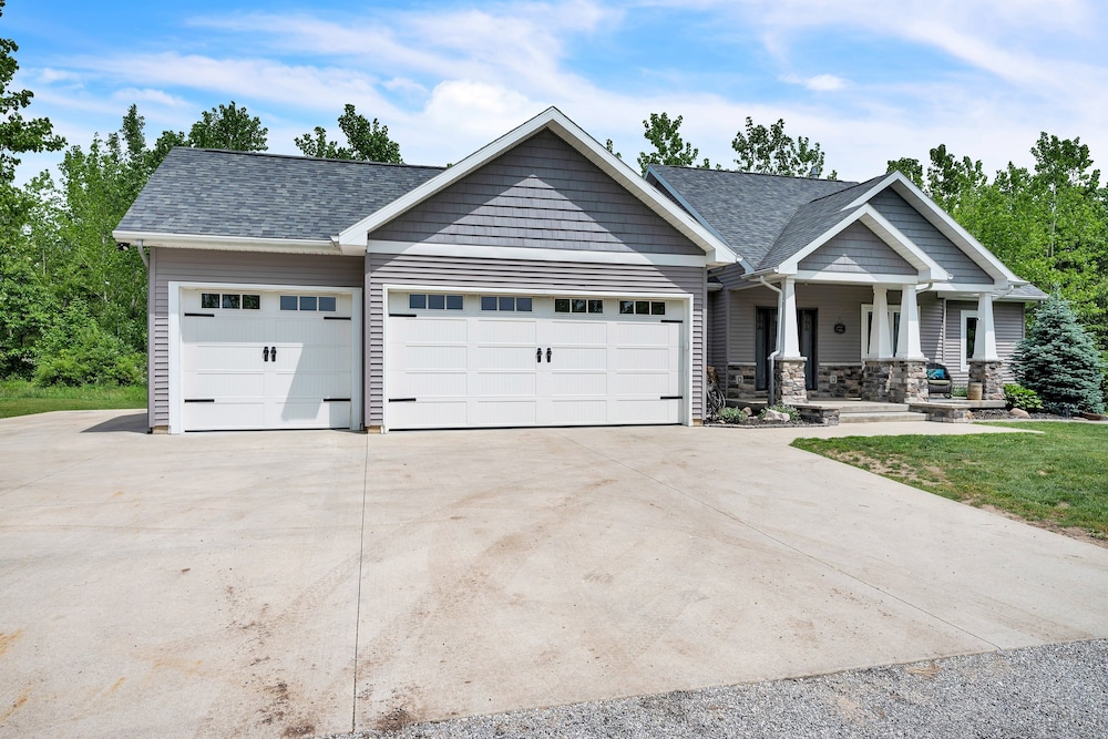 Lakeside Retreat With Hot Tub & Game Room 3 Bedroom Home