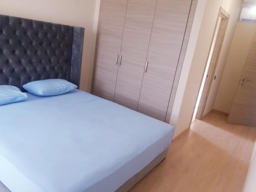 Jad Airport Luxury Apart Golf Pool view 3