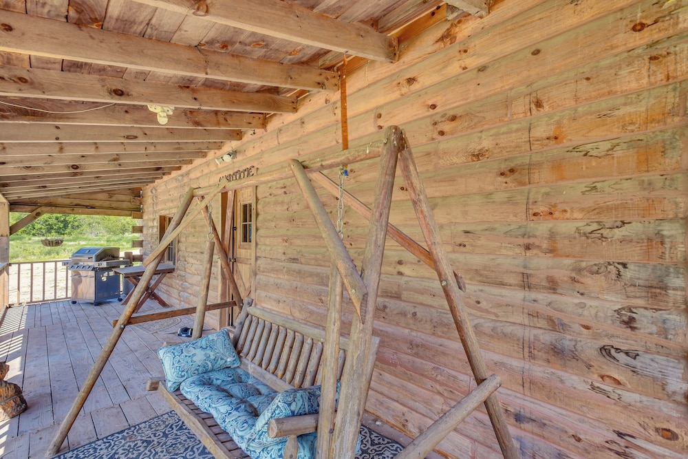Bellevue Log Cabin w/ Gas Grill & Creek Access