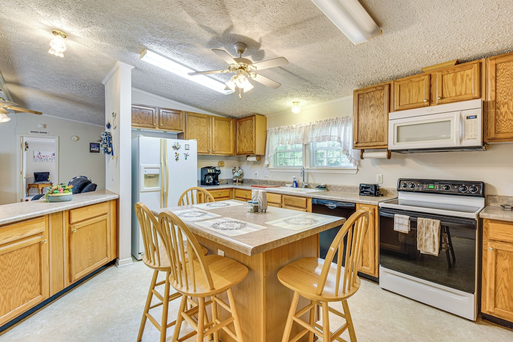 2 Mi to Dtwn: Retreat on 3 Acres in Pelzer!