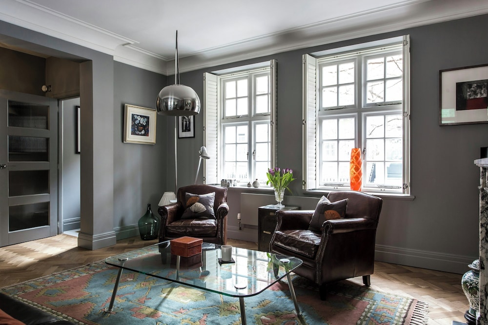 De Walden Street by Onefinestay