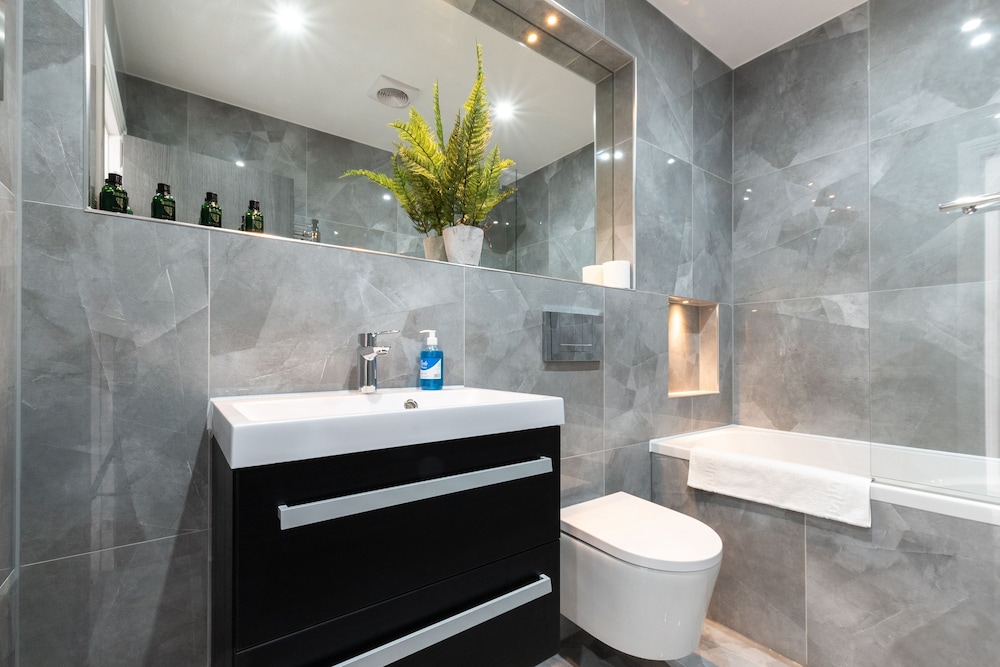 Luxurious 1 Bed Apartment - Free Wifi and Parking