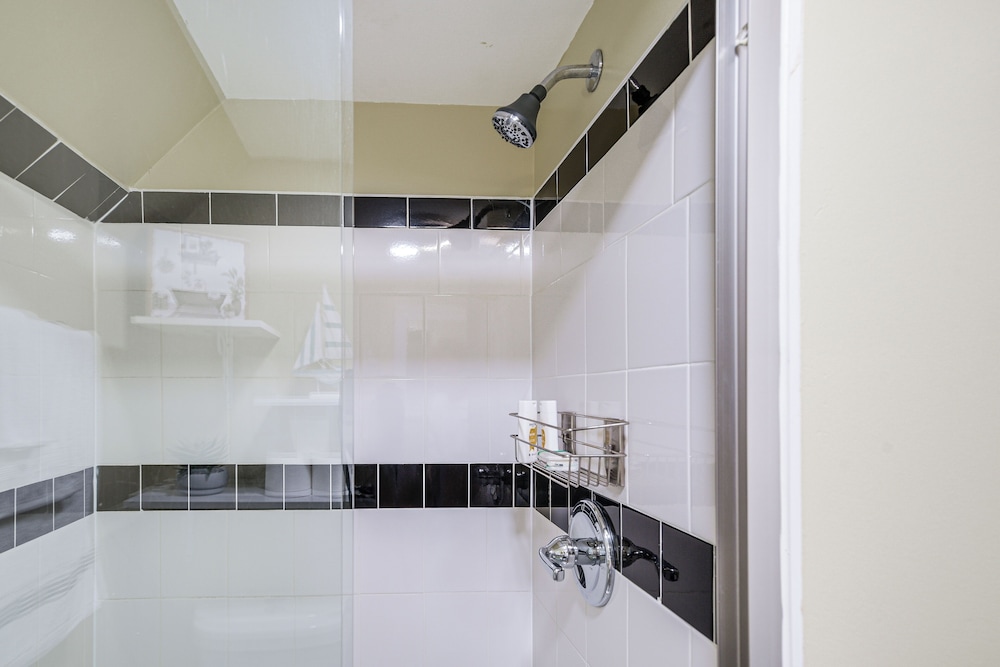 11 Mi to Downtown Baltimore: Middle River Townhome, photo 26