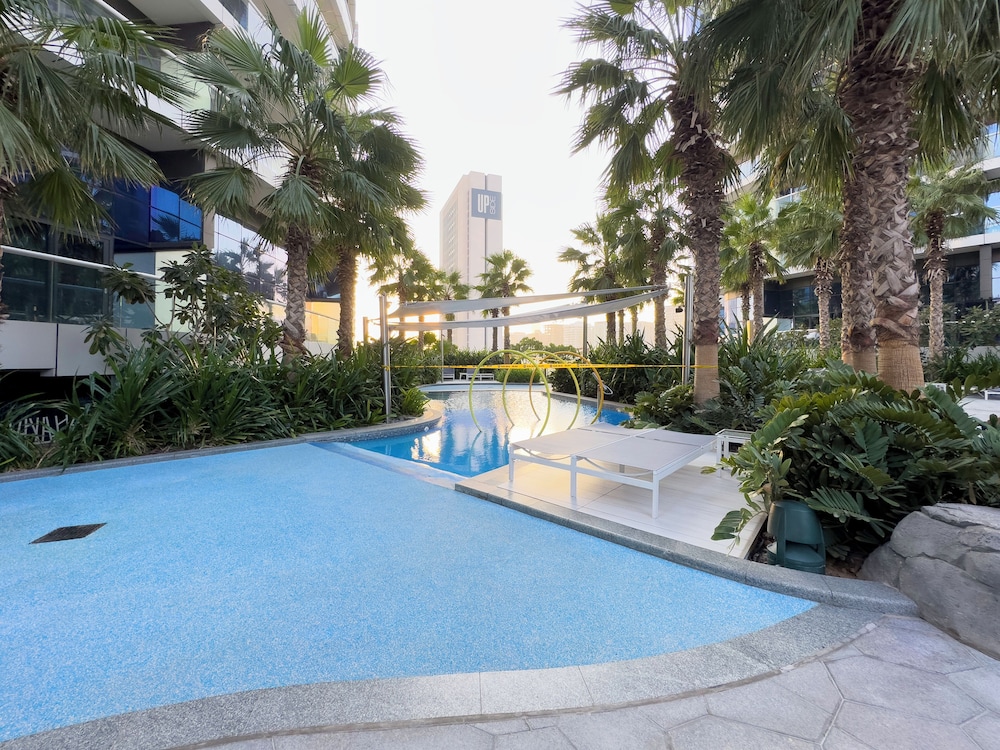 Glamorous 2BR in Damac Paramount Tower