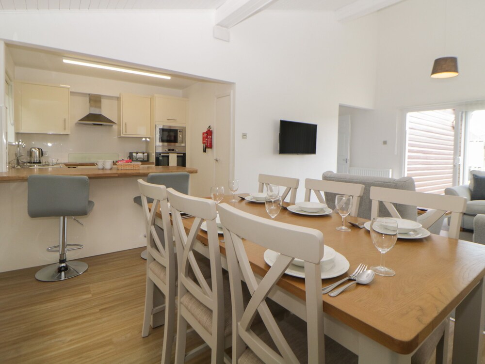 Harcombe House Bungalow 4