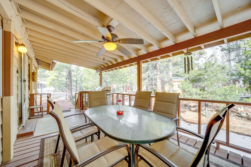 Near Hiking Trails: Tranquil Cabin in Munds Park!