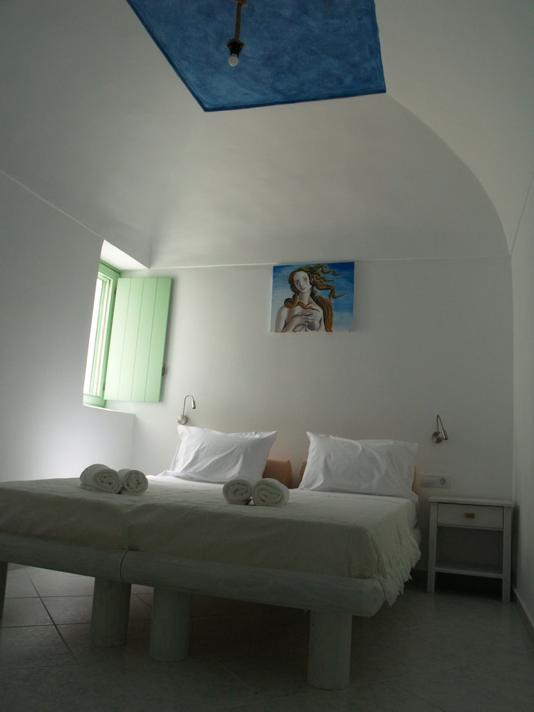 Mythos Traditional Stonehouse view 5