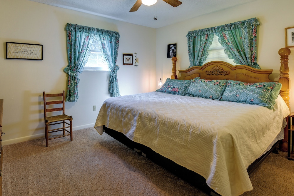 Marianna Vacations - Vintage Chipley Getaway on Large Private Property - Property Image 2