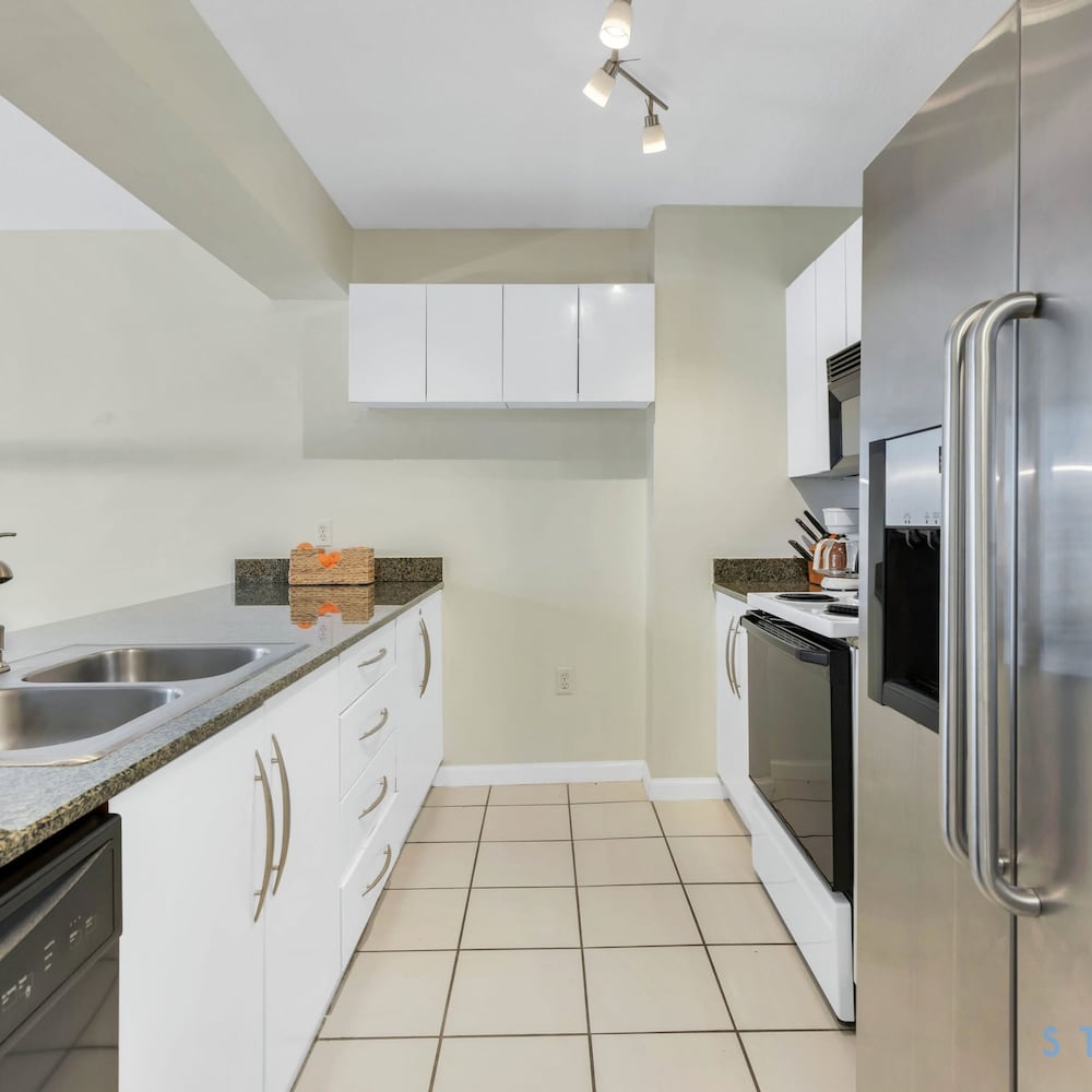 Modern 1-br Condo in Upscale Brickell Locale