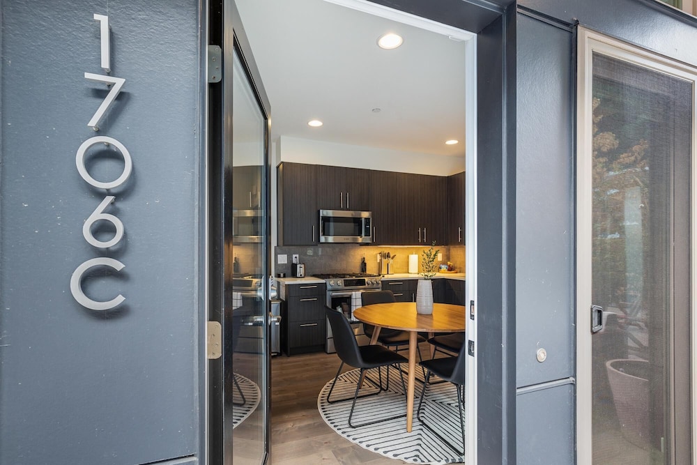 Alki Beach Escape Romantic Waterfront Getaway for 2 Extended Stay