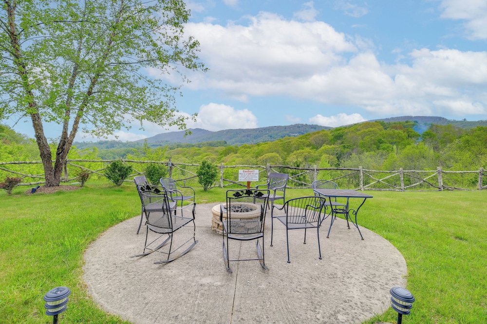 Mountain Condo 2 Mi to Dtwn Banner Elk w/ Views!
