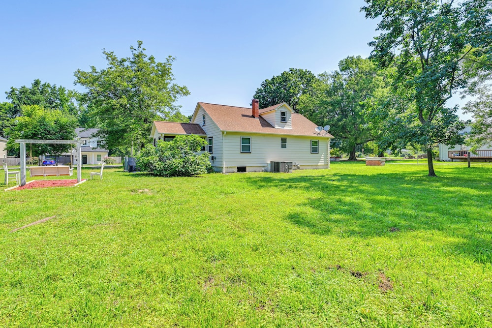 6 Mi to Dtwn: Charming Home w/ Yard in Charlotte