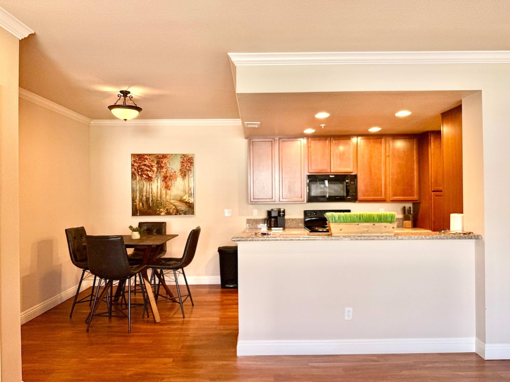 New Trendy 1BR Apartment With Heated Pool Gym Minigolf