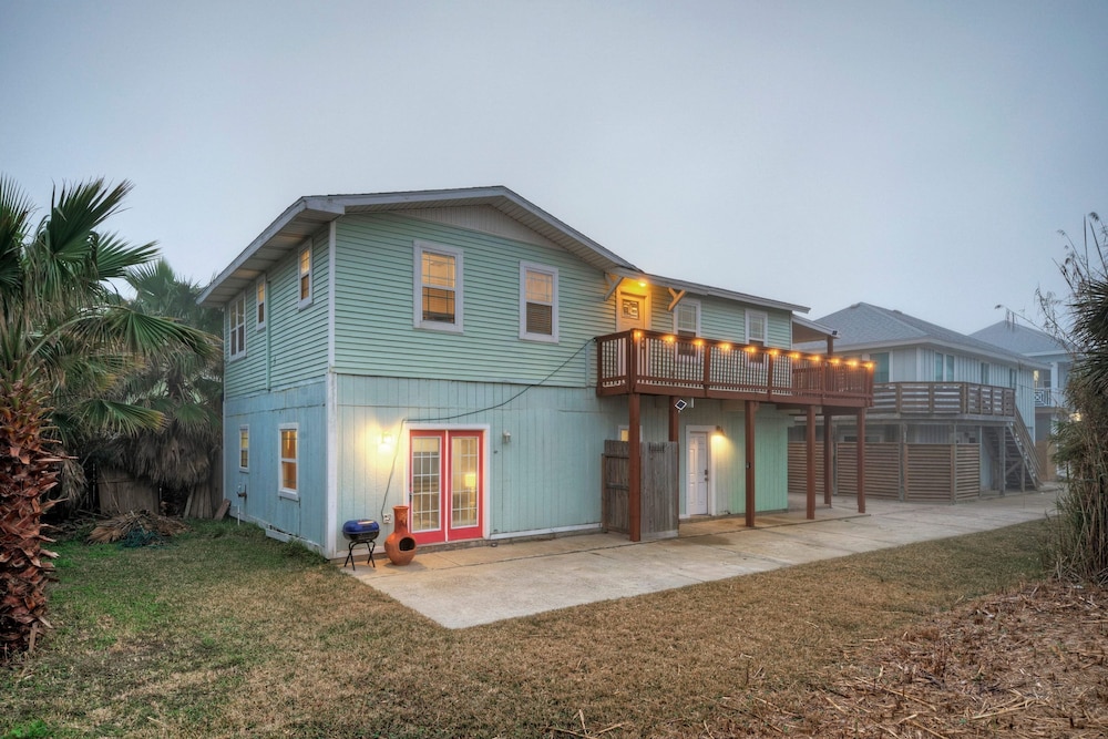 2-unit Home in Golf Cart Zone w Patio Balcony Salty Sunshine Multi-family Retreat